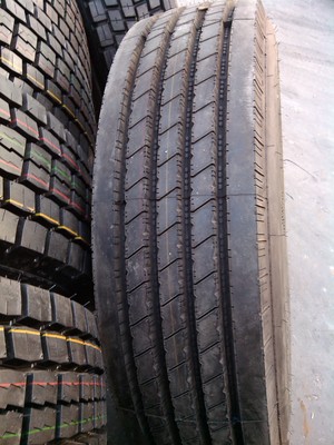 供应315/80R22.5块状花纹汽车轮胎